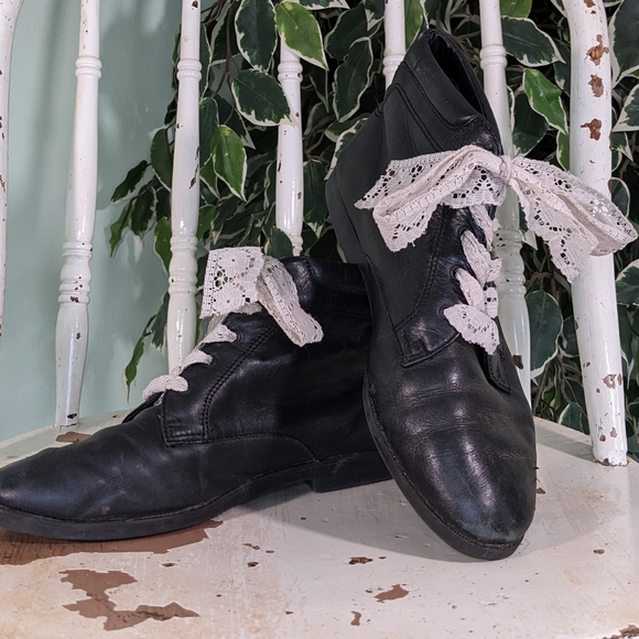 Cameos Shoes - 5/$18 Vintage Cameos Booties with Lacey Laces
